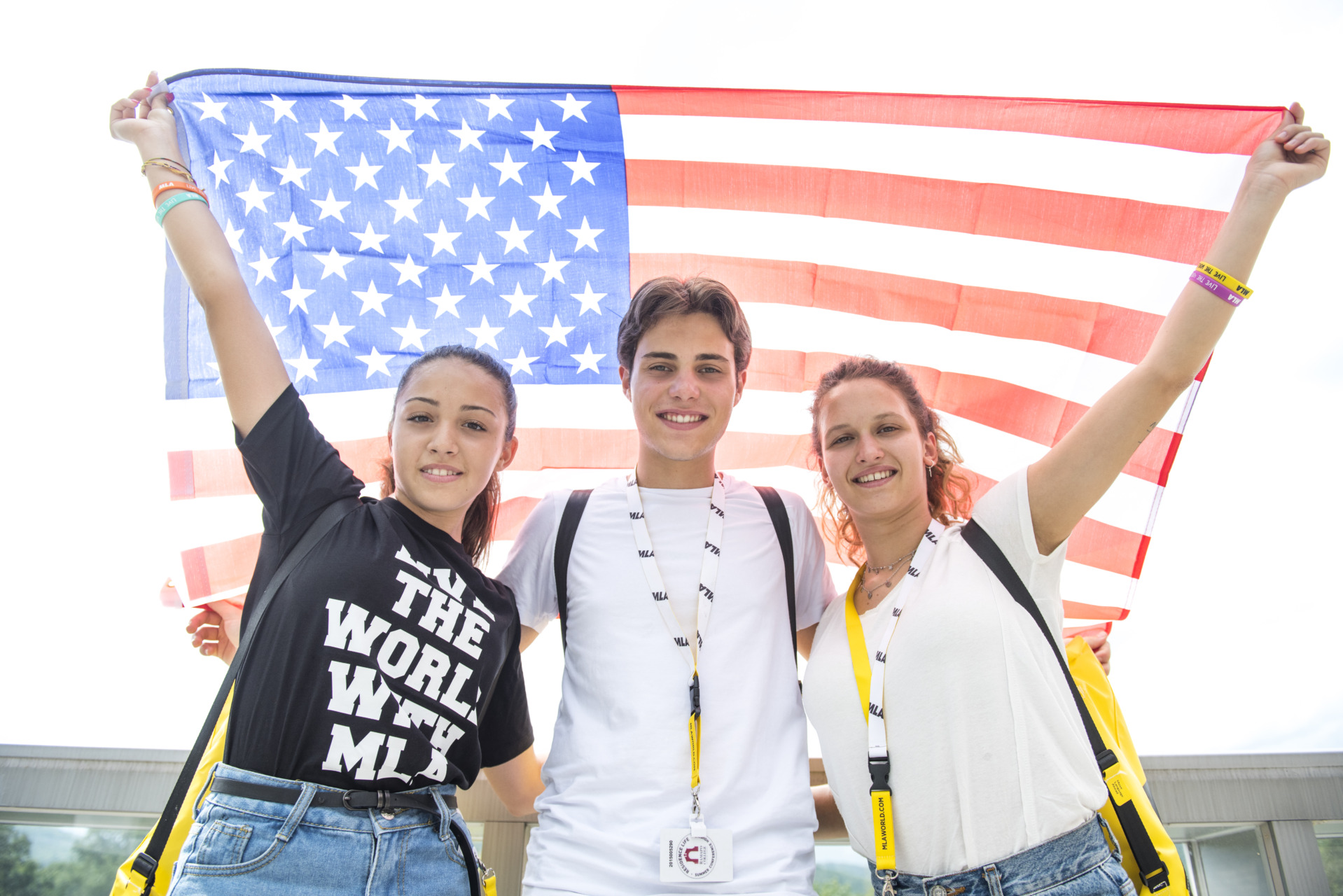 Studenti MLA con bandiera americana