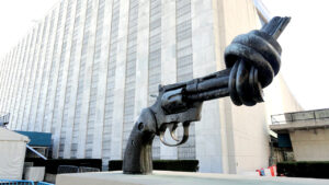 scultura the knotted gun a New York