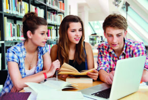 Tre studenti studiano davanti al pc