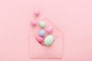 §Uova di pasqua che escono da una busta da lettere