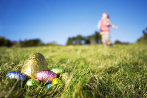 Uova di pasqua in mezzo al prato