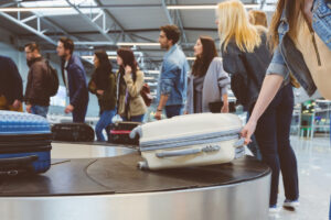 Valigie sul nastro trasportatore aereo