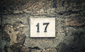Numero 17 vicino ad un muro