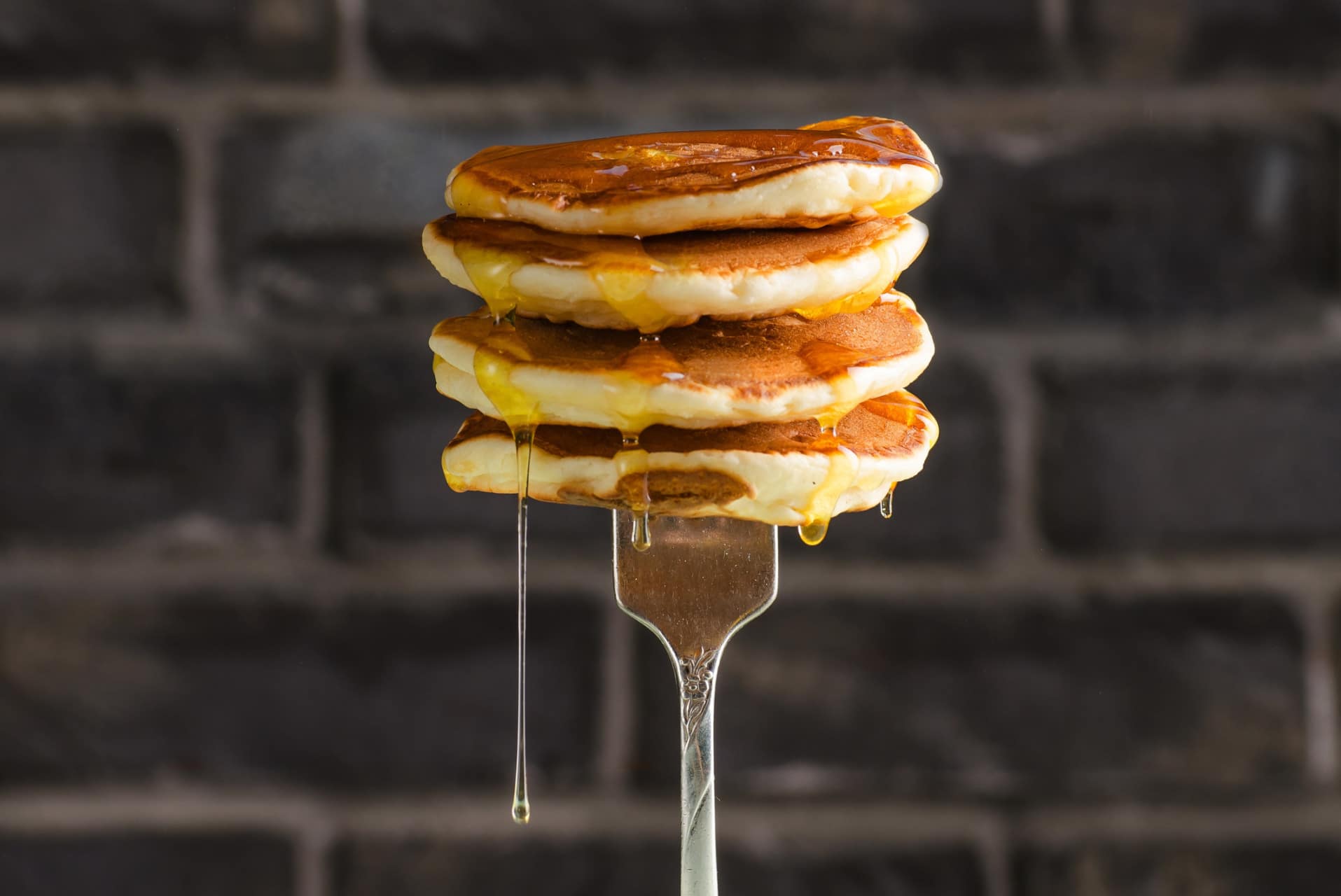 Pancakes con sciroppo d'acero su una forchetta