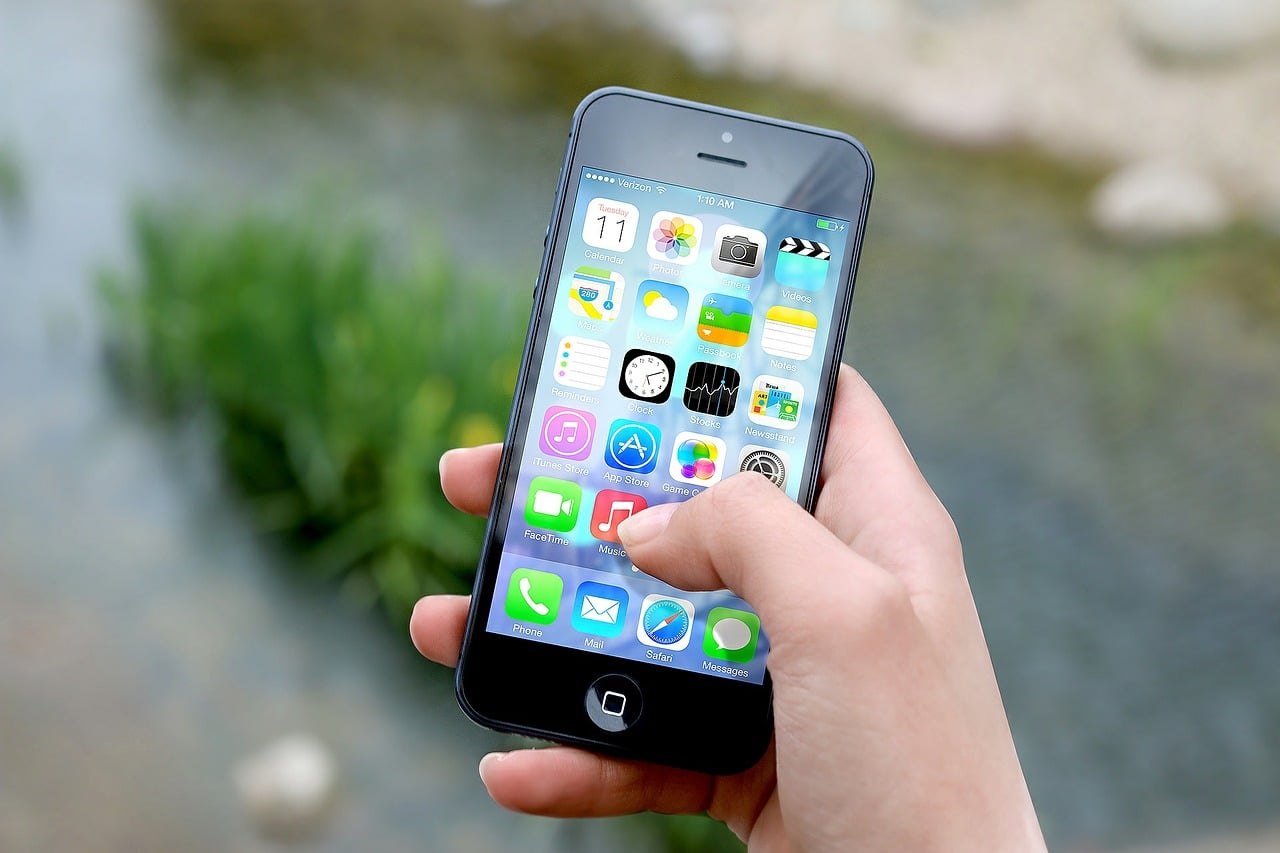 Ragazza con iphone che digita un una App