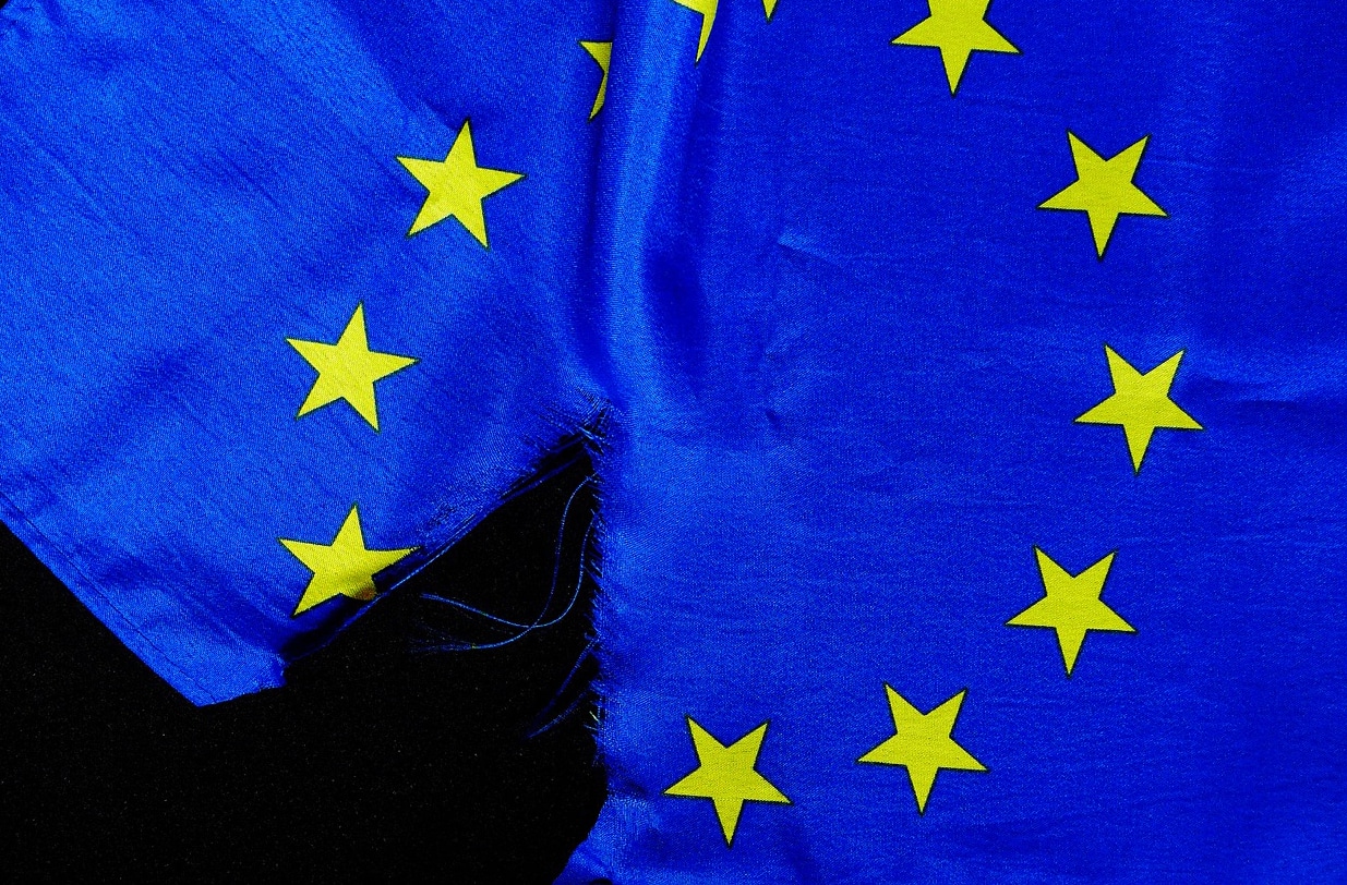 Bandiera UE strappata
