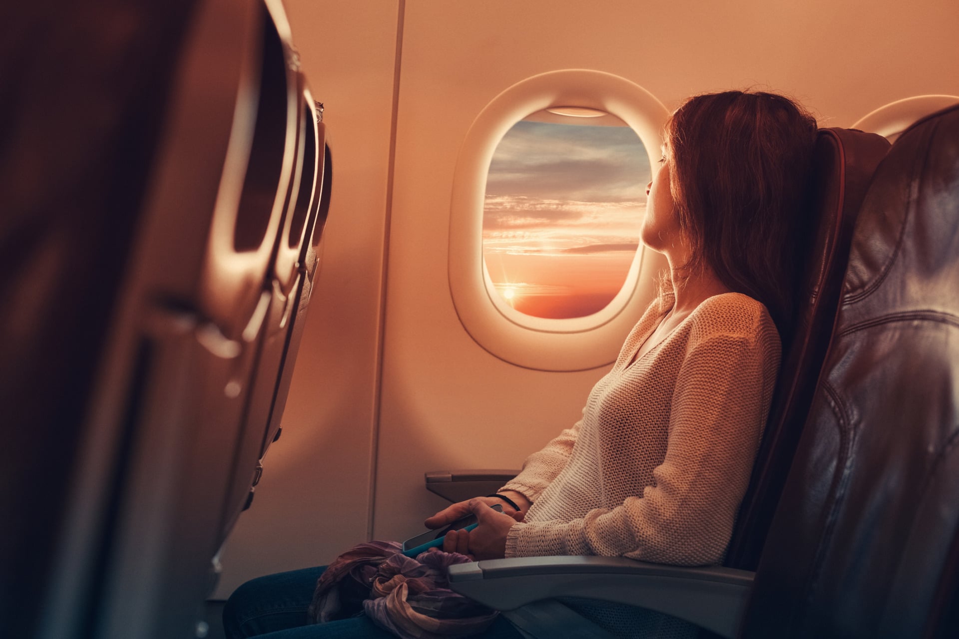 Giovane donna sull'aereo