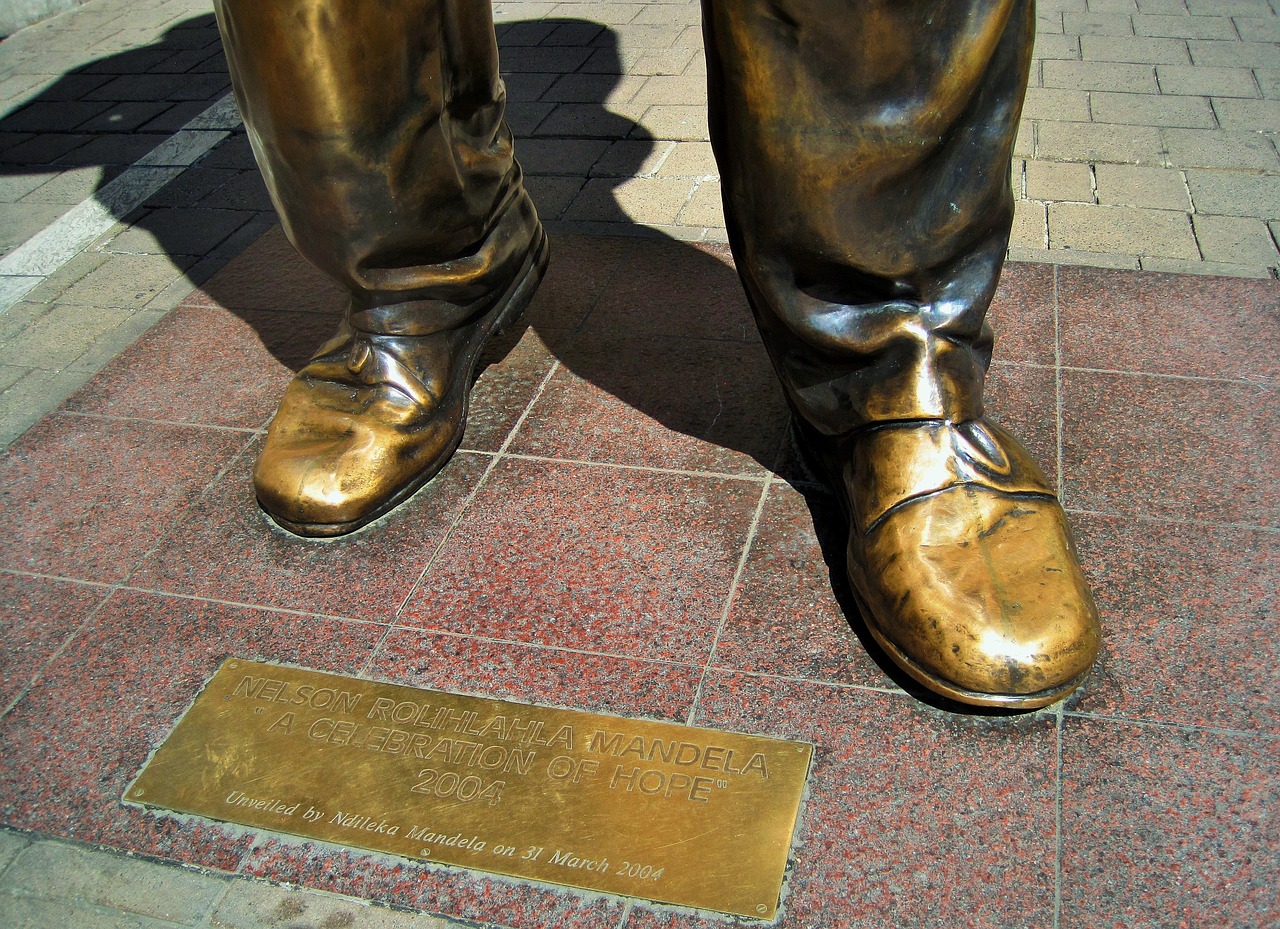 piedi statua Nelson Mandela