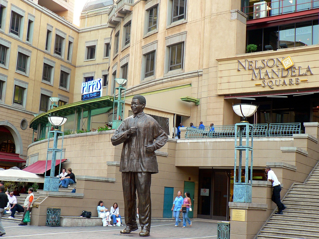 piazza di johannesburg con statua di Mandela