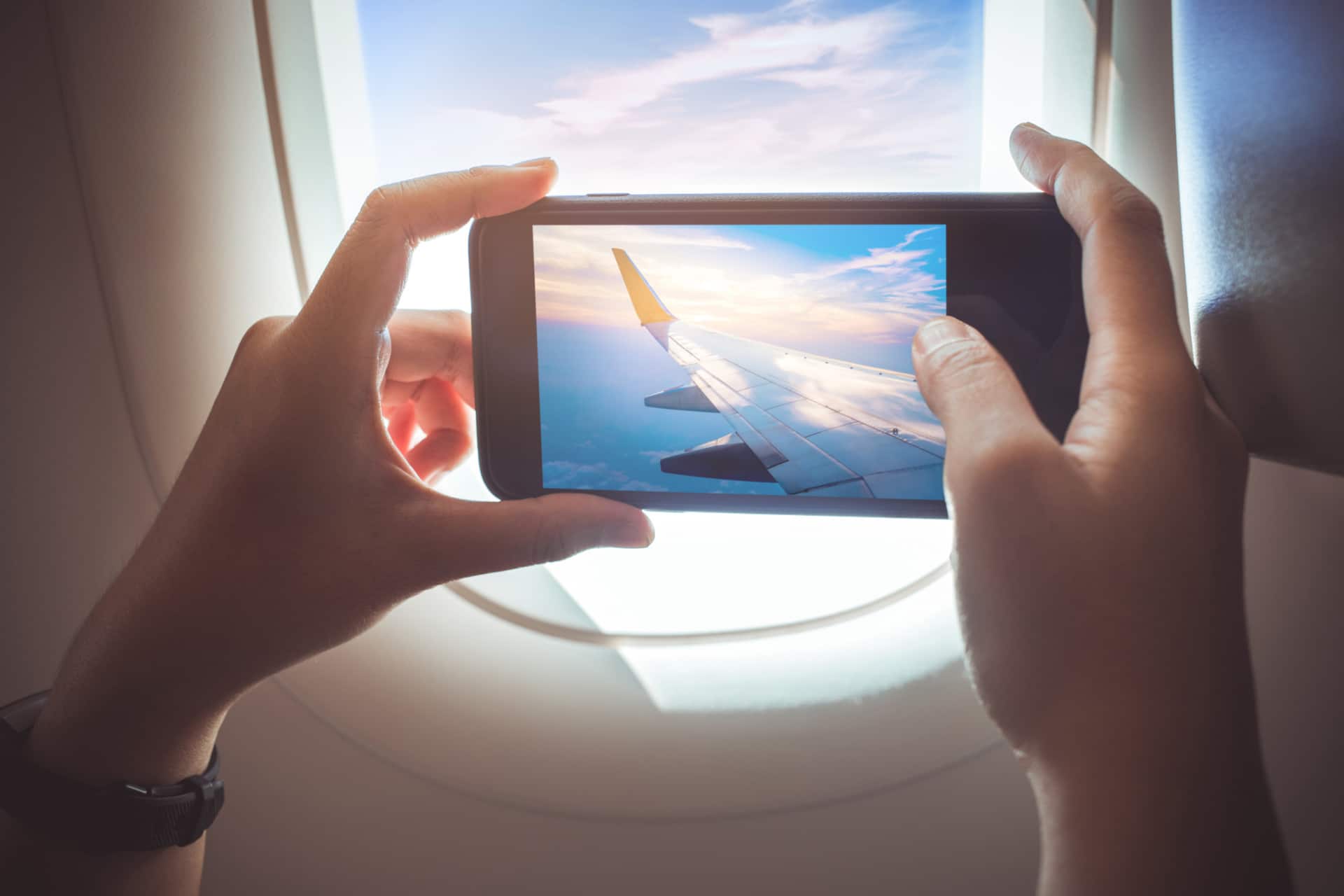 Scatto di una foto con lo smartphone sull'aereo