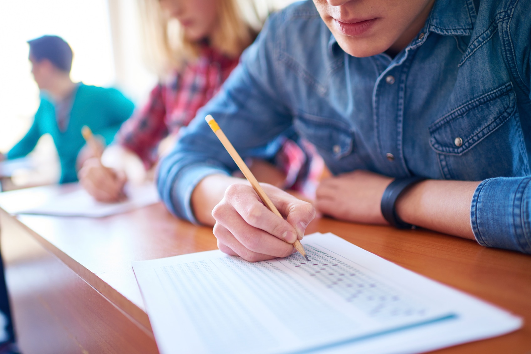 studenti che svolgono un test